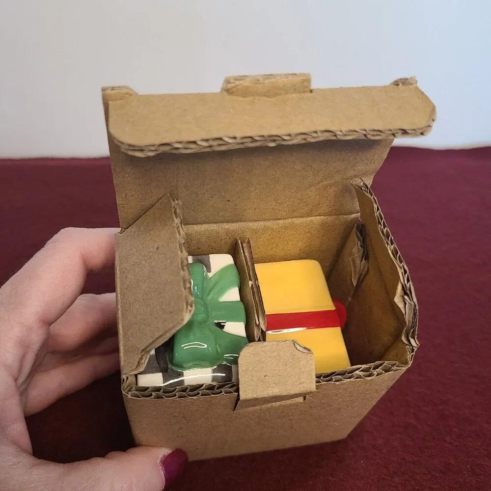 Hallmark VIP Ceramic Christmas Gift Boxes Salt and Pepper Shakers NWT NIB